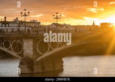 Ponte Puente de Isabel II sul fiume Guadalqivir a Siviglia, Spagna Foto Stock