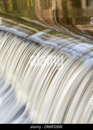 La diga sul fiume Onny a Stokesay vicino a Craven Arms, Shropshire, Inghilterra, Regno Unito. Foto Stock