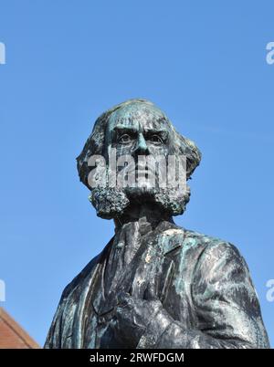 Statua di Henry Styleman LeStrange, il fondatore di Hunstanton, guardando attraverso il Green to the Wash, Norfolk, Inghilterra Foto Stock