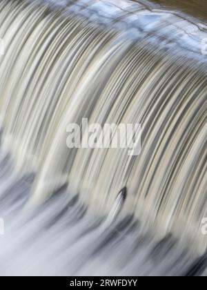 La diga sul fiume Onny a Stokesay vicino a Craven Arms, Shropshire, Inghilterra, Regno Unito. Foto Stock