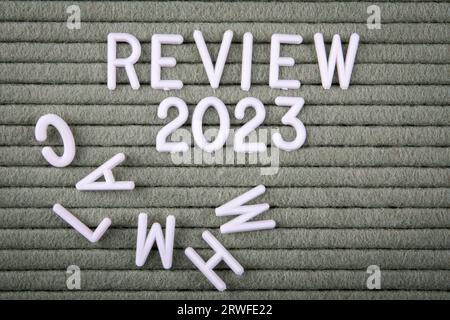 RIVEDERE il concetto 2023. Lettere bianche dell'alfabeto su sfondo verde. Foto Stock