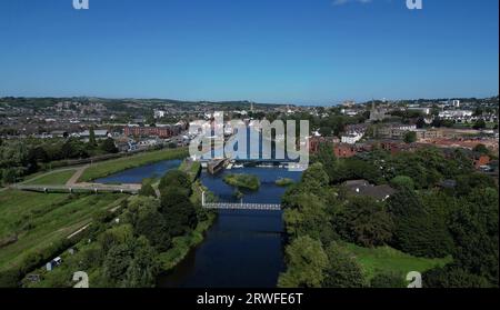 Exeter, South Devon, Inghilterra: VISTA DRONI: The River exe; Exeter Ship Canal; Trews Weir Suspension Bridge & Trews Weir, Exeter Quays & The Exeter Skyl Foto Stock