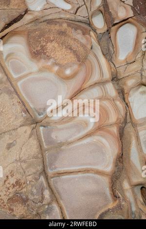 Rock Formation, Widemouth Bay, Cornovaglia, Regno Unito. Rocce slesiane (Carbonifero superiore) provenienti principalmente dalla formazione Bude (per lo più arenarie) Foto Stock