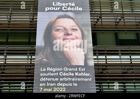 Strasburgo, Francia. 17 settembre 2023. Banner per la liberazione di Cecile Kohler a Strasburgo, nel nord-est della Francia il 17 settembre 2023. Cecile Kohler, insegnante di francese, si è tenuta in Iran con il suo partner Jacques Paris per 500 giorni. Sono stati arrestati nel maggio 2022 per "spionaggio" mentre visitavano l'Iran come turisti, e sono destinati a essere processati. La regione Grand Est sta facendo campagna per il loro rilascio. Foto di Nicolas Roses/ABACAPRESS.COM credito: Abaca Press/Alamy Live News Foto Stock