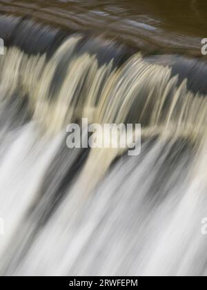 La diga sul fiume Onny a Stokesay vicino a Craven Arms, Shropshire, Inghilterra, Regno Unito. Foto Stock