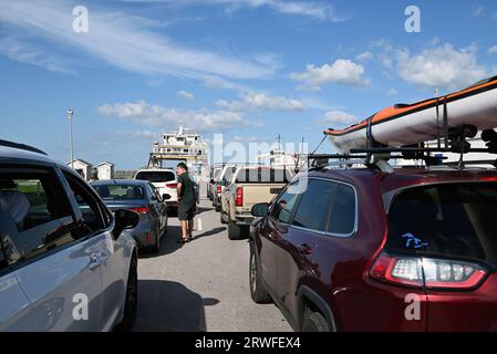 I viaggiatori aspettano al molo per salire a bordo del traghetto Cedar Island per Ocracoke Island. Foto Stock