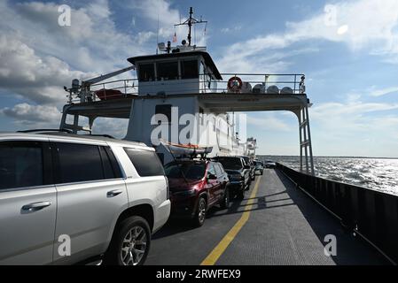 Il traghetto per auto, Cedar Island, trasporta i viaggiatori attraverso il Pamlico Sound fino all'isola Ocracoke. Foto Stock