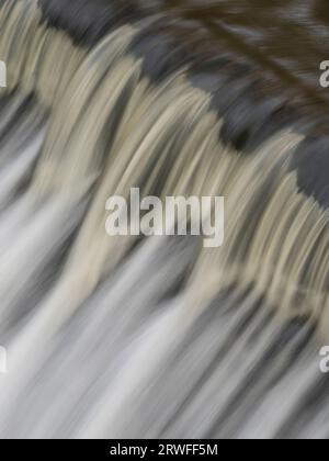 La diga sul fiume Onny a Stokesay vicino a Craven Arms, Shropshire, Inghilterra, Regno Unito. Foto Stock