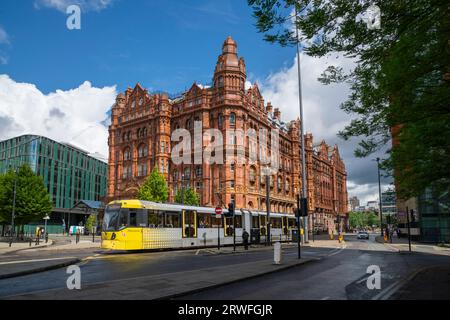Tram Metrolink di fronte al Midland Hotel in Lower Mosley Street, Manchester, Inghilterra nordoccidentale. Foto Stock