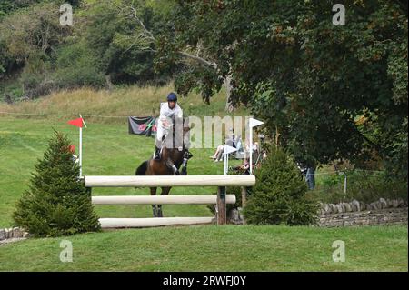 Harry Meade on et Hop Du Matz, fase di cross country del concorso CCI-L 4* Blenheim Palace International Horse Trials 2023, Woodstock , Oxfordshir Foto Stock