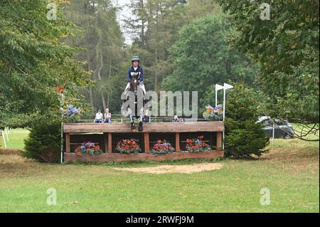 Kate Rocher-Smith su Dassett Select, fase di cross country della competizione CCI-L 4* Blenheim Palace International Horse Trials 2023, Woodstock , Oxfo Foto Stock