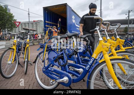 AMSTERDAM - le biciclette dei mezzi pubblici sono state cambiate alla stazione centrale di Amsterdam. Quasi tutte le 3.000 biciclette dei trasporti pubblici nei capannoni della stazione di Amsterdam avranno una nuova serratura elettronica che si apre con una scheda chip per i trasporti pubblici. ANP EVERT ELZINGA netherlands Out - belgio Out Foto Stock