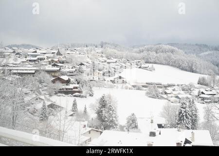 Vista dal treno da Salisburgo a Monaco, mostrando scene innevate attraverso la finestra. Foto Stock