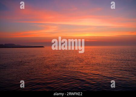 Alba sul mare Adriatico a Duna Verde, città di Caorle, Veneto, Italia Foto Stock