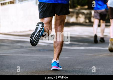 suola ravvicinata di running runner maschile, gara di maratona estiva Foto Stock