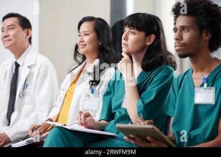 Gruppo di operatori sanitari in visita alla conferenza sui nuovi requisiti Foto Stock