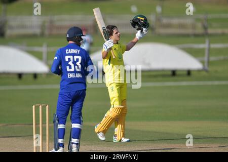 Beckenham, Inghilterra. 28 agosto 2023. Sam Konstas dell'Australia U19 celebra il punteggio di un secolo contro l'Inghilterra U19 in un Youth One Day International Foto Stock