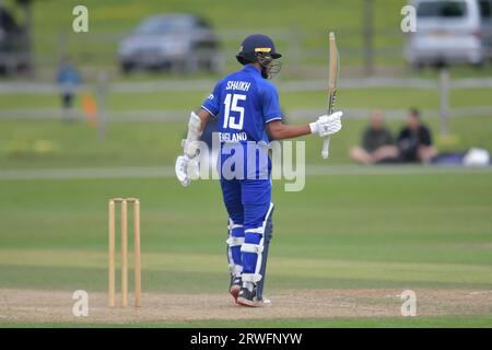 Beckenham, Inghilterra. 28 agosto 2023. Hamza Shaikh dell'Inghilterra U19 celebra il raggiungimento dei 50 anni contro l'Australia U19 in una Youth One Day International Foto Stock