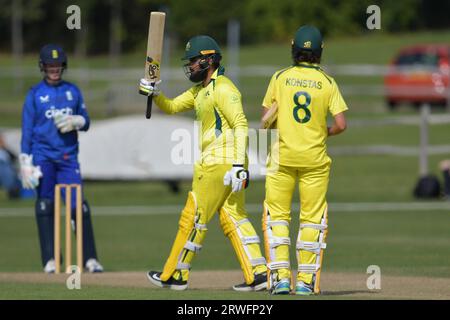 Beckenham, Inghilterra. 28 agosto 2023. Harjas Singh dell'Australia U19 raggiunge 50 contro l'Inghilterra U19 in un Youth One Day International a Beckenham Foto Stock