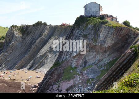 La splendida spiaggia di Itzurun e l'eremo di San Telmo sullo sfondo Foto Stock