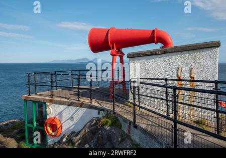 Foghorn del faro di Ardnamurchan con viste superbe sulle piccole isole e sulle Ebridi interne, sulla penisola di Ardnamurchan, sulla Scozia, nel Regno Unito Foto Stock