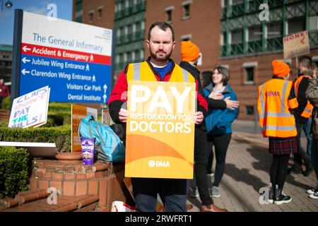 Stephen McAleer, un medico junior con membri della British Medical Association (BMA) che colpisce sulla linea del picchetto fuori Leeds General Infirmary in Foto Stock