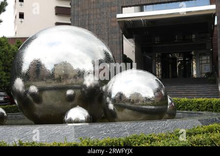 Truskavets, Ucraina - 22 luglio 2023: Bella fontana sulla strada della città Foto Stock