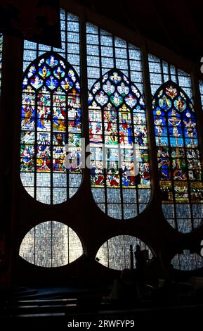 Rouen Normandy Francia - le vetrate colorate nella Chiesa di Santa Giovanna d'Arco sono una chiesa cattolica nel centro della città di Rouen, nel nord della Francia. Foto Stock