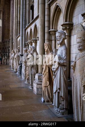 Rouen Normandia Francia - statue di Santi all'interno della Cattedrale di Rouen Rouen è la capitale della regione francese settentrionale della Normandia, è una città portuale sul Foto Stock