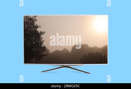Schermo TV con cornice filmato su sfondo azzurro Foto Stock