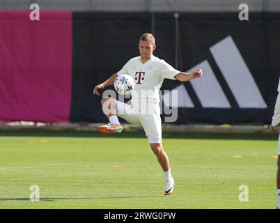 München, Deutschland 19. Settembre 2023: Fussball, Herren, Saison 2023/2024, FC Bayern München, Säbener Strasse, Trainingsgelände, Training, Abschlusstraining, Champions League Joshua Kimmich (FC Bayern München) nimmt einen Ball An Foto Stock
