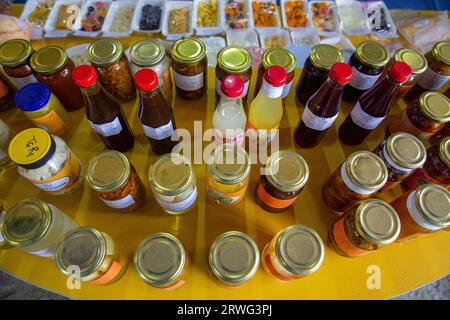 Diversi tipi di gelatina di frutta e sottaceti sono esposti in una bancarella del National Fruits Festival organizzato dal ministero dell'agricoltura. Dhaka, Bangla Foto Stock