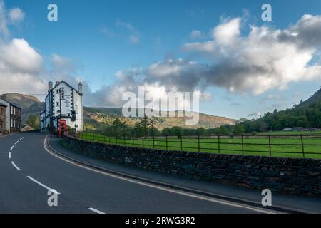 Il pub White Lion all'ingresso del villaggio di Patterdale in Cumbria, nell'English Lake District, Regno Unito Foto Stock