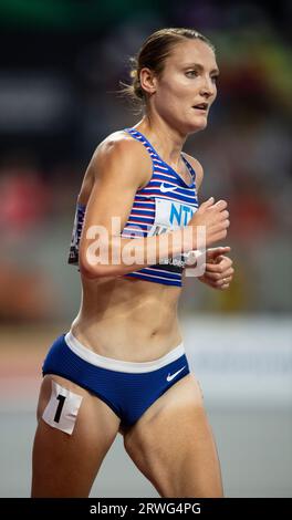 Amy-Eloise Markovc di GB & NI gareggia nelle 5000m Heats il quinto giorno ai Campionati mondiali di atletica leggera al National Athletics Centre di Budape Foto Stock