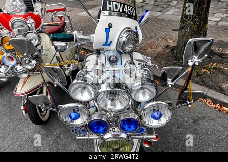 LAMBRETTA LI150 3 1966. La cultura delle mod è arricchita da diversi fari e specchi. Mods 60's Transport, Inghilterra, Regno Unito, Foto Stock