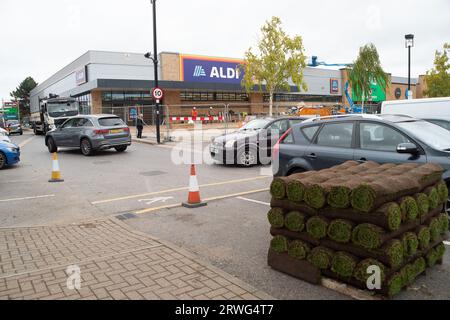 Slough, Regno Unito. 19 settembre 2023. Un nuovo supermercato Aldi sulla Farnham Road a Slough doveva aprire questa primavera. L'apertura è stata poi rinviata a settembre, ma ora è stata ritardata per una seconda volta. I residenti locali temono che non ci sarà abbastanza parcheggio per il nuovo supermercato e che porterà solo ulteriore congestione in un'area già trafficata, dato che ci sono un Pets at Home e un Poundland Store vicino alla nuova Aldi. La catena di supermercati budget ha annunciato che sta progettando di costruire altri 500 negozi in tutto il Regno Unito. Credito: Maureen McLean/Alamy L. Foto Stock