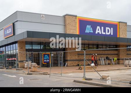 Slough, Regno Unito. 19 settembre 2023. Un nuovo supermercato Aldi sulla Farnham Road a Slough doveva aprire questa primavera. L'apertura è stata poi rinviata a settembre, ma ora è stata ritardata per una seconda volta. I residenti locali temono che non ci sarà abbastanza parcheggio per il nuovo supermercato e che porterà solo ulteriore congestione in un'area già trafficata, dato che ci sono un Pets at Home e un Poundland Store vicino alla nuova Aldi. La catena di supermercati budget ha annunciato che sta progettando di costruire altri 500 negozi in tutto il Regno Unito. Credito: Maureen McLean/Alamy L. Foto Stock