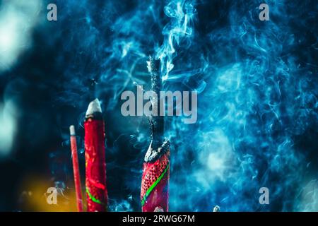 Primo piano dell'incenso bruciato in un tempio cinese a ho chi Minh, Vietnam. Foto Stock