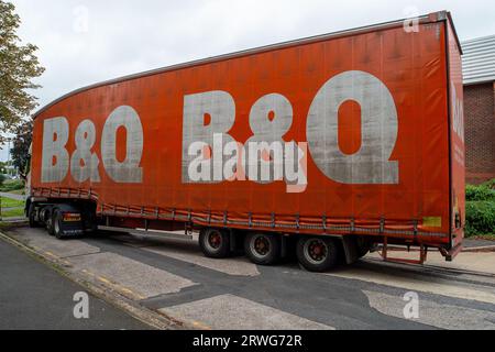 Slough, Regno Unito. 19 settembre 2023. Un negozio di B&Q a Slough, Berkshire. KingFisher, proprietaria di B&Q e Screwfix, ha ridotto i profitti previsti mentre la crisi del costo della vita continua a colpire i margini di profitto, soprattutto nei territori d'oltremare. Hanno ridotto i profitti annuali previsti da 634 milioni di sterline a 590 milioni di sterline Tuttavia, le loro vendite simili per la regione del Regno Unito e dell'Irlanda sono aumentate del 1,7%. Credito: Maureen McLean/Alamy Live News Foto Stock