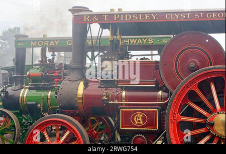 Boat of Garten Scotland fuma da rally a vapore su due colorati motori di trazione Foto Stock