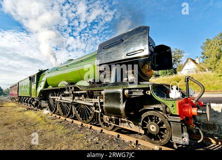 Treno a vapore Flying Scotsman presso Boat of Garten Scotland lungo la piattaforma Foto Stock