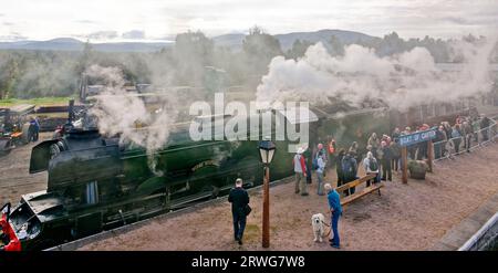 Il treno a vapore Flying Scotsman presso la Boat of Garten Scotland attende i visitatori di salire a bordo e ammirare l'interno della cabina Foto Stock