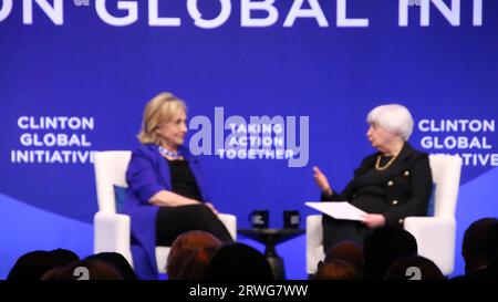 Clinton Global Initiative, Midtown Hilton, 1333 6th Ave, New York, NY 10009 USA. 18 settembre 2023. L'ex Segretario di Stato Hilary Clinton in conversazione con il Segretario del Tesoro americano al Summit CGI del 2023 a New York. Credito: ©Julia Mineeva/EGBN TV News/Alamy Live News Foto Stock