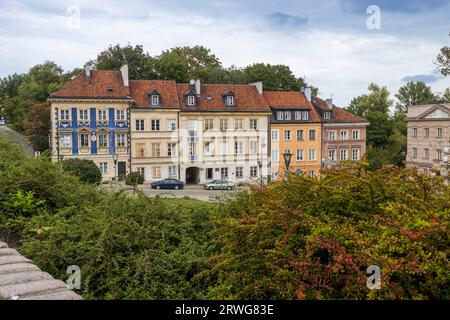 Varsavia, Polonia - 23 agosto 2023, Case situate nel centro storico della città polacca di varsavia con il teatro Stara Prochownia. Foto Stock