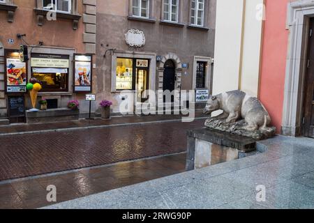 Varsavia, Polonia - 23 agosto 2023, scultura di un orso vicino all'ingresso della Chiesa gesuita della graziosa madre di Dio a Varsavia, Polonia, circa XVIII secolo Foto Stock