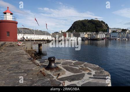 Porto di Ålesund con il monte Aksla e Fjellstua (rifugio di montagna) visto dal molo Molja. Settembre 2023 Foto Stock