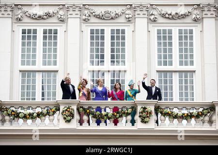 L'AIA - Re Willem-Alexander, Regina Maxima, Principessa Amalia, Principessa Alexia, Principessa Laurentien, il principe Constantijn salta d'onda dal balcone del Palazzo Noordeinde il giorno del budget dopo che Willem-Alexander ha pronunciato il discorso del Trono nel Teatro. ANP KOEN VAN WEEL paesi bassi fuori - belgio fuori Foto Stock