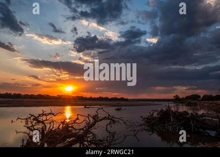 Tramonto sopra il paesaggio del fiume Luangwa nel Parco Nazionale di South Luangwa, Zambia, Africa Foto Stock