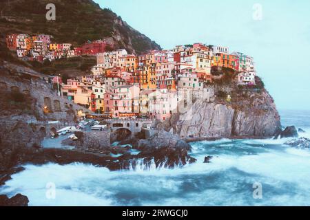 Villaggio di pescatori di Manarola in una tempesta di vento drammatica. Manarola è uno dei cinque famosi villaggi delle cinque Terre, sospeso tra mare e terra su scogliere a strapiombo sulle onde selvagge. Foto Stock