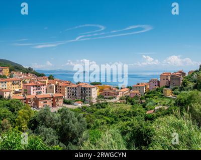 Vista sulla città e sul mare vicino a Rio Marina, Elba Foto Stock